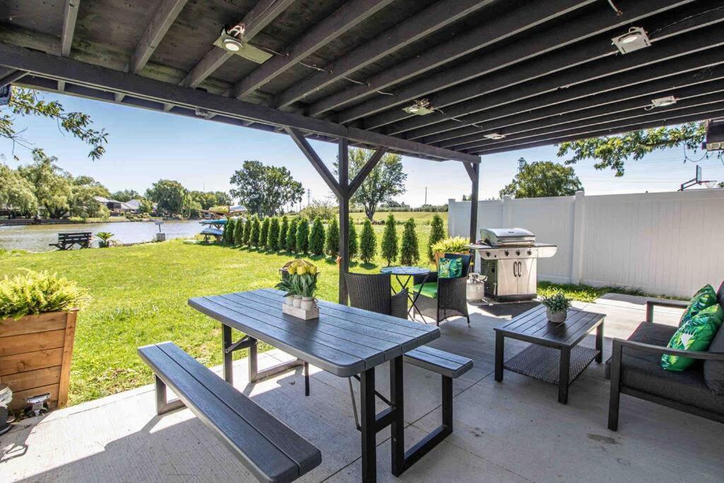 2 Bedroom Getaway On The River/Close To Marina Belle River Exteriör bild