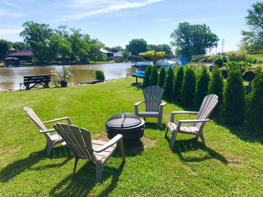 2 Bedroom Getaway On The River/Close To Marina Belle River Exteriör bild