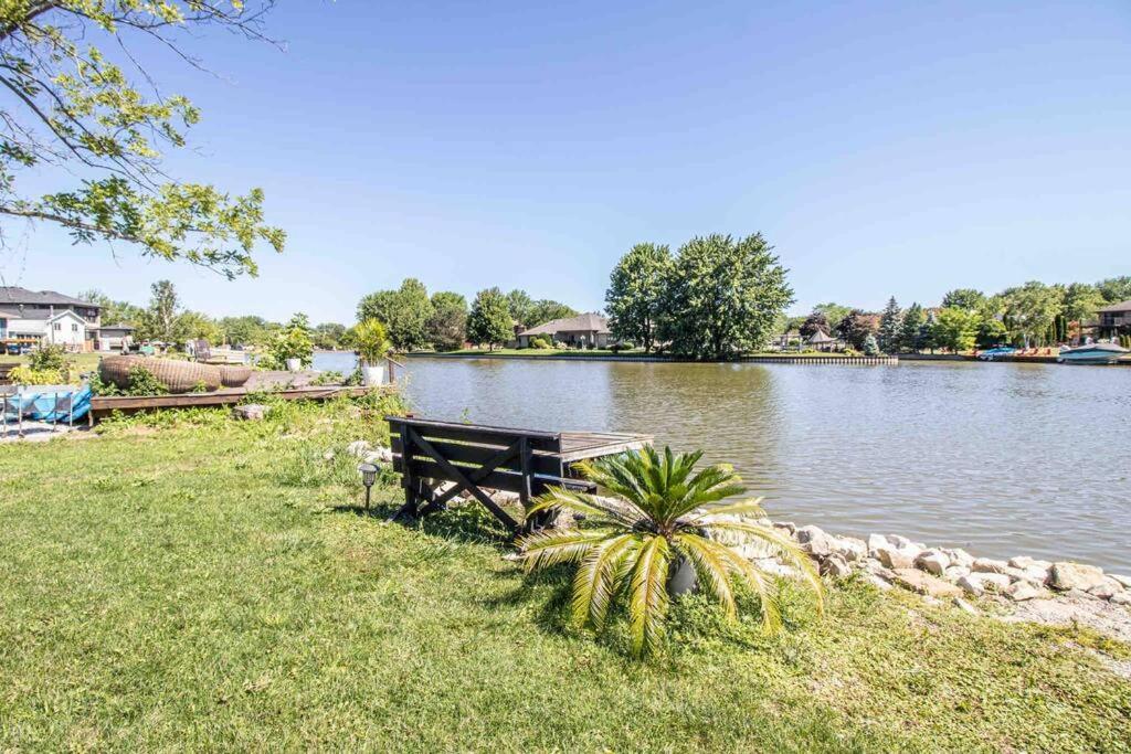 2 Bedroom Getaway On The River/Close To Marina Belle River Exteriör bild